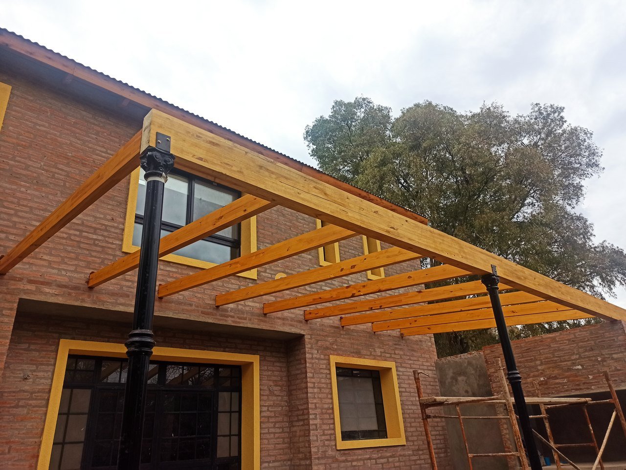 Pérgola · Madera y ladrillo, trabajo de GM Construcciones