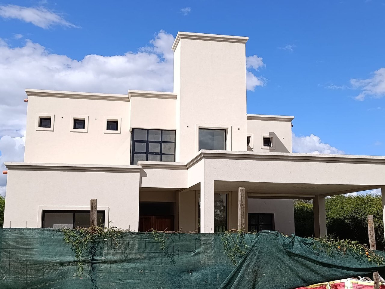 Vivienda blanca de dos plantas: frente blanco y galería (terminada)