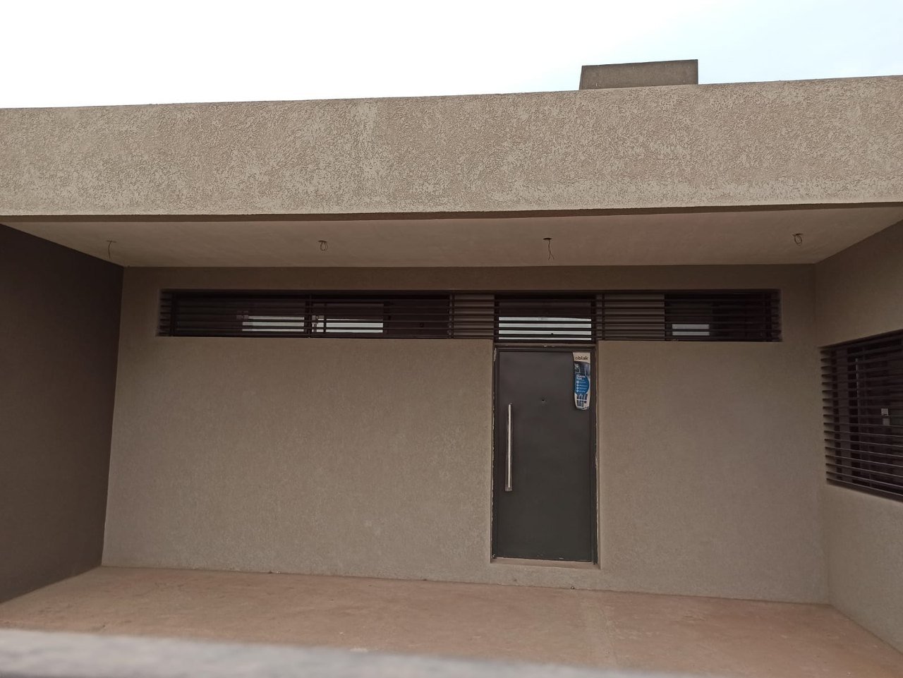 Casa de una planta con galería: revestimiento aplicado (avance)