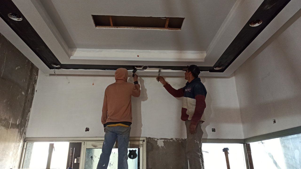 Vivienda moderna gris: cielorraso en armado (en obra)
