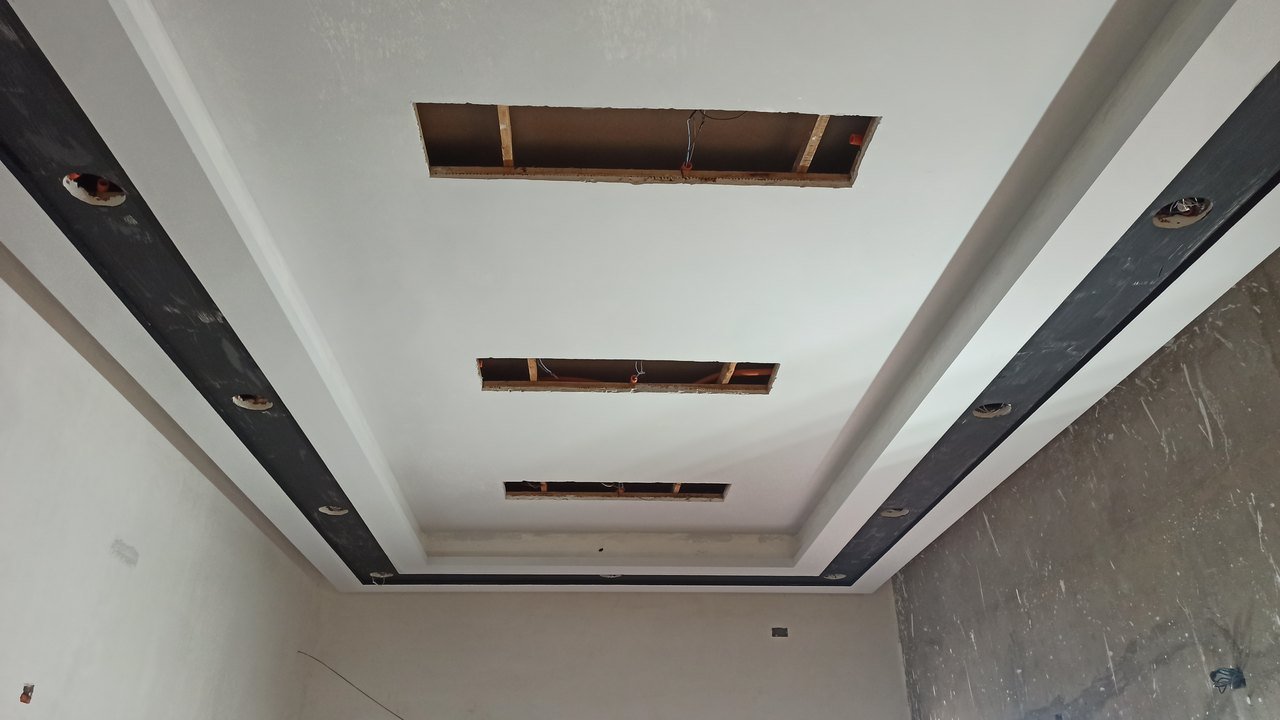 Vivienda moderna gris: cielorraso listo para pintar (avance)