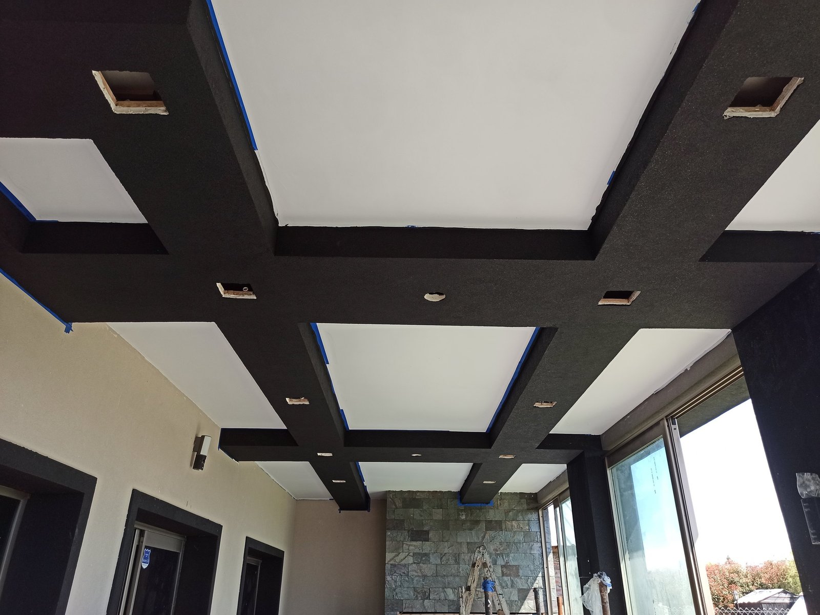 Cielorraso con vigas oscuras hecho por GM Construcciones